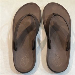 Black Olukai size 12 synthetic sandals
